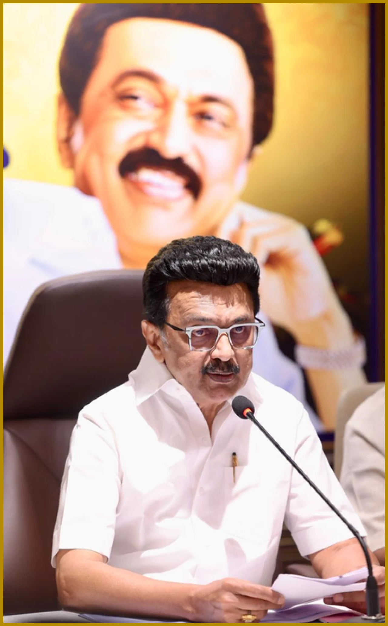 తమిళనాడులో స్టాలిన్ 8 ప్రతిపక్ష ఎంపీల నిష్క్రమణంపై విమర్శలు