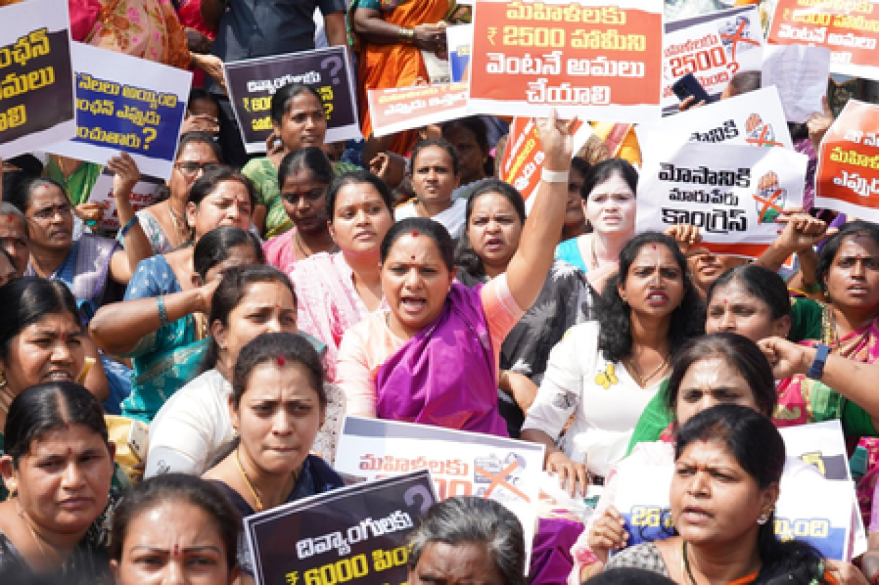 తెలంగాణలో కాంగ్రెస్ ప్రభుత్వానికి వ్యతిరేకంగా కవితా నిరసన చేపట్టారు