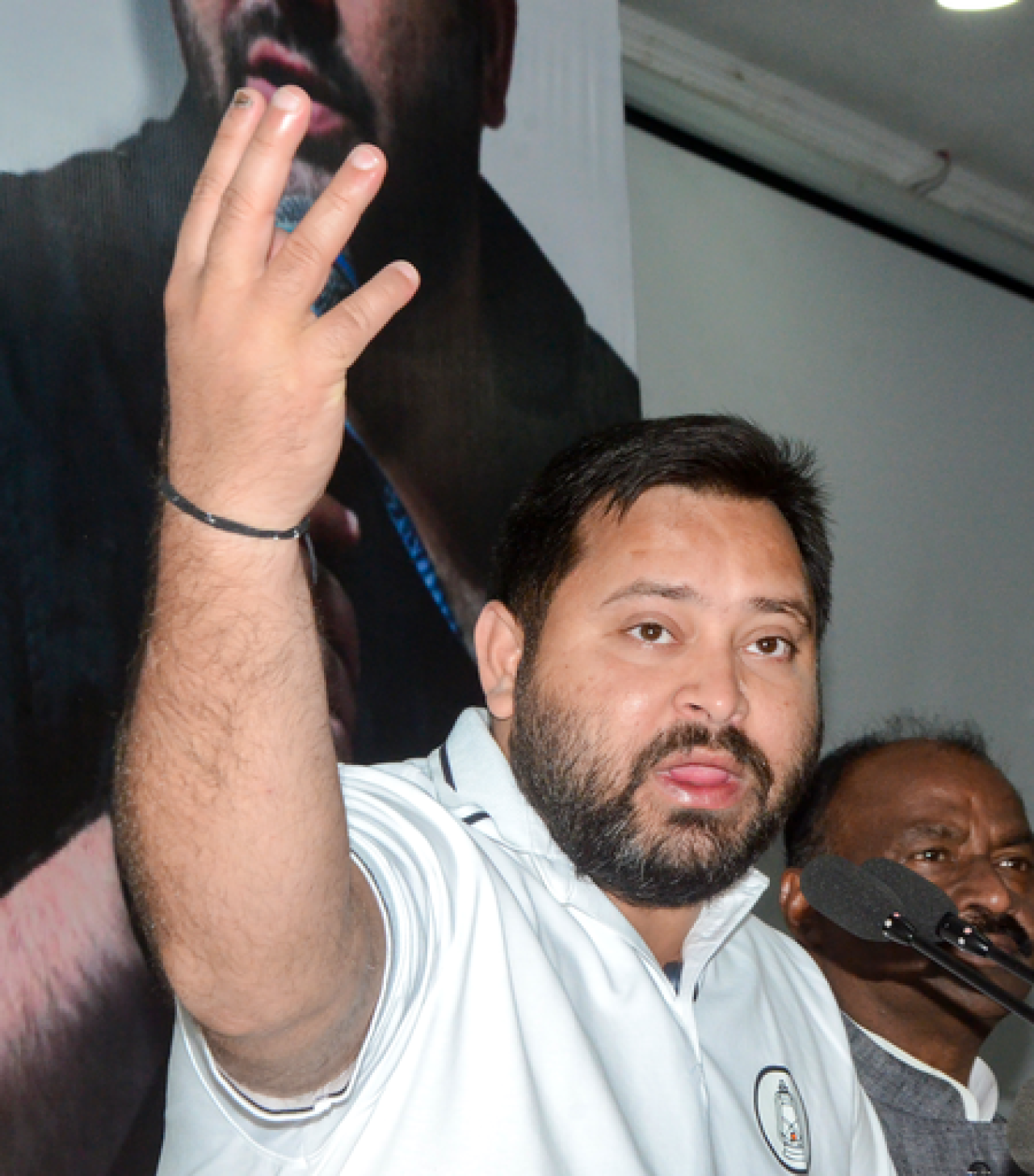 బిహార్‌లో దుర్ఘటనలపై తేజస్వీ యాదవ్ ప్రశ్నలు వేస్తున్నారు