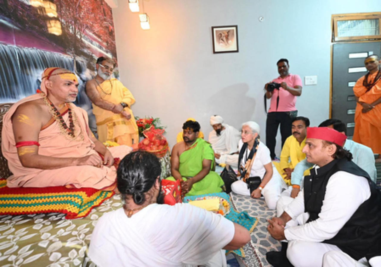 అఖిలేశ్ యాదవ్ శంకరాచార్యతో సమావేశం, గోరక్షా ఆందోళనపై ఆశీర్వాదం పొందారు