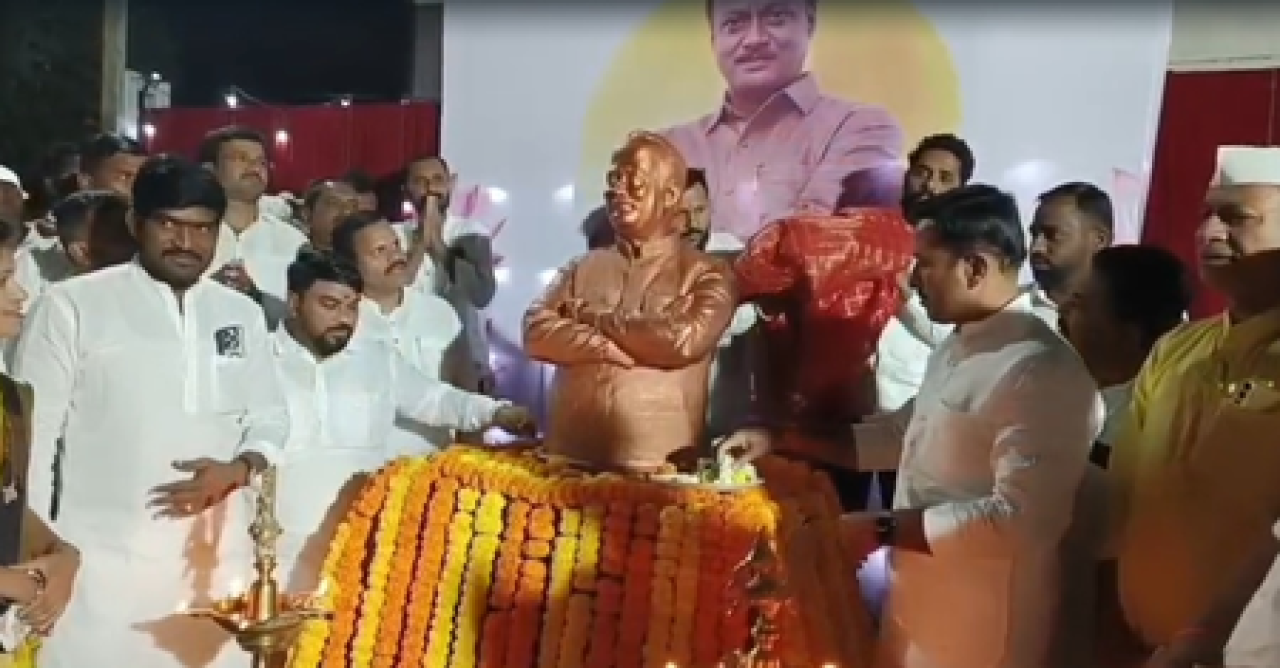 అఢాలే గ్రామంలో అజిత్ పవార్ విగ్రహం ఏర్పాటు