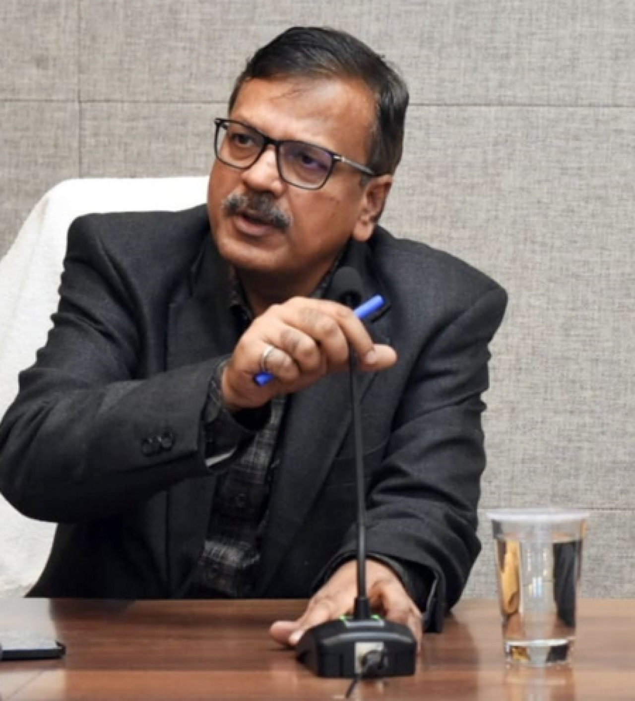 ఉత్తర ప్రదేశ్‌లో నీటి ప్రాజెక్టులపై చర్యలు, 26 ఇంజినీర్లపై నిషేధం
