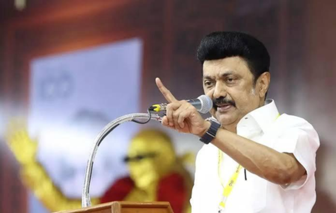 తమిళనాడులో సీఎం స్టాలిన్ డీఎంకే ఎన్నికల ప్రకటనను విడుదల చేస్తున్నారు