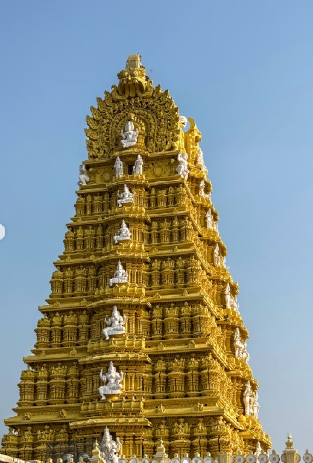మన్నారా చోప్రా శ్రీ చాముండేశ్వరి దేవాలయానికి చేరుకున్నారు