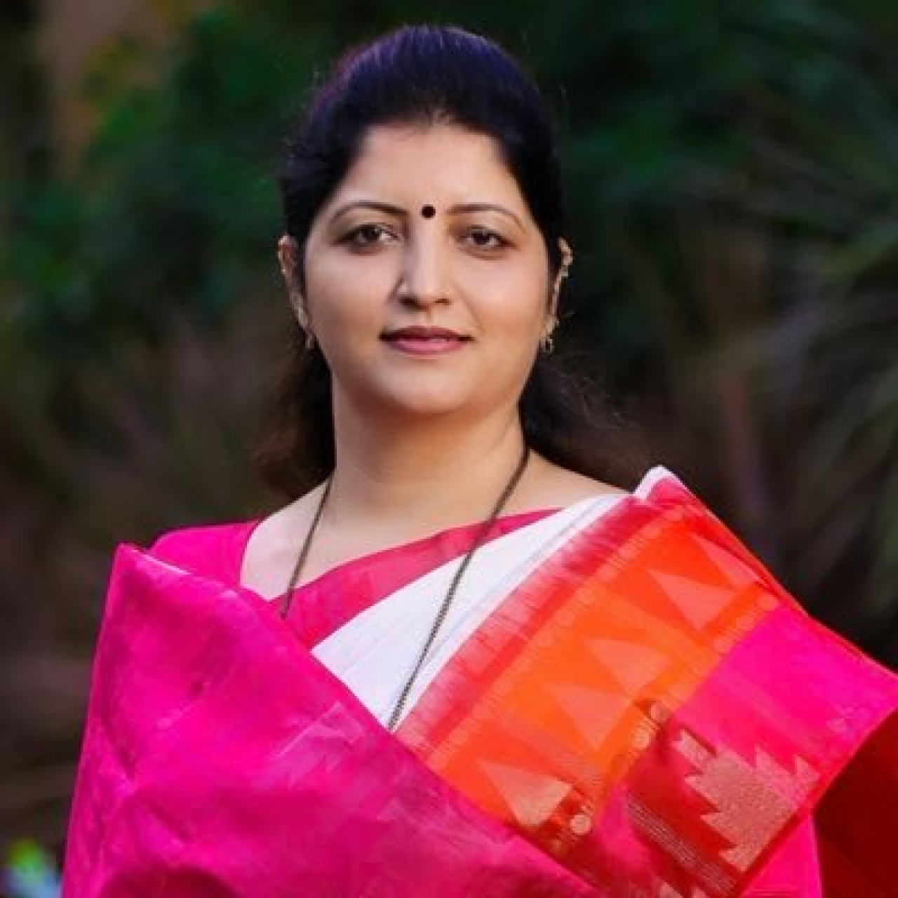 మహిళగా ఉండటం వల్లే లక్ష్యంగా తీసుకుంటున్నారంటూ రూపాలి చాకణ్కర్ ఆరోపణ