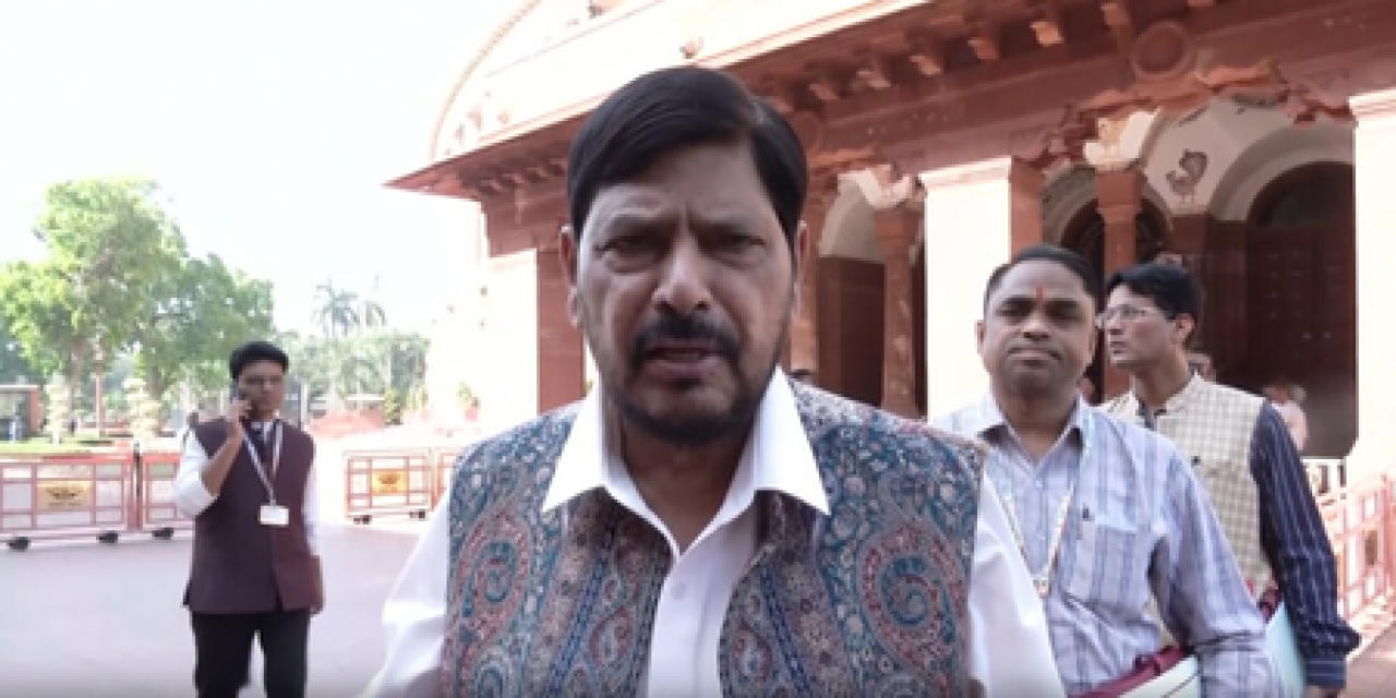 రాహుల్ గాంధీ దూరంగా ఉండడం సరికాదు: రామదాస్ అఠావలే