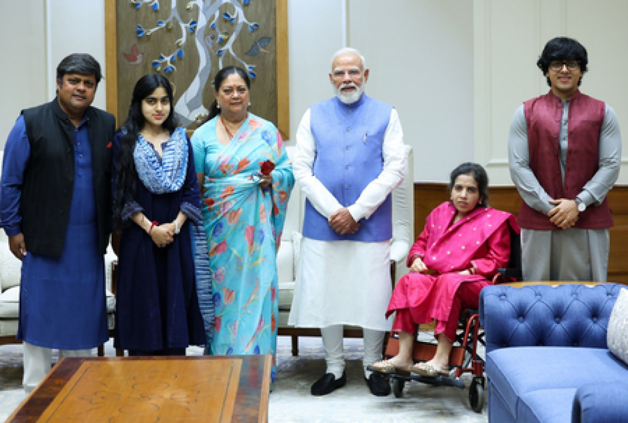 వసుంధర రాజే, కుటుంబంతో కలిసి ప్రధాని మోడీని కలిశారు