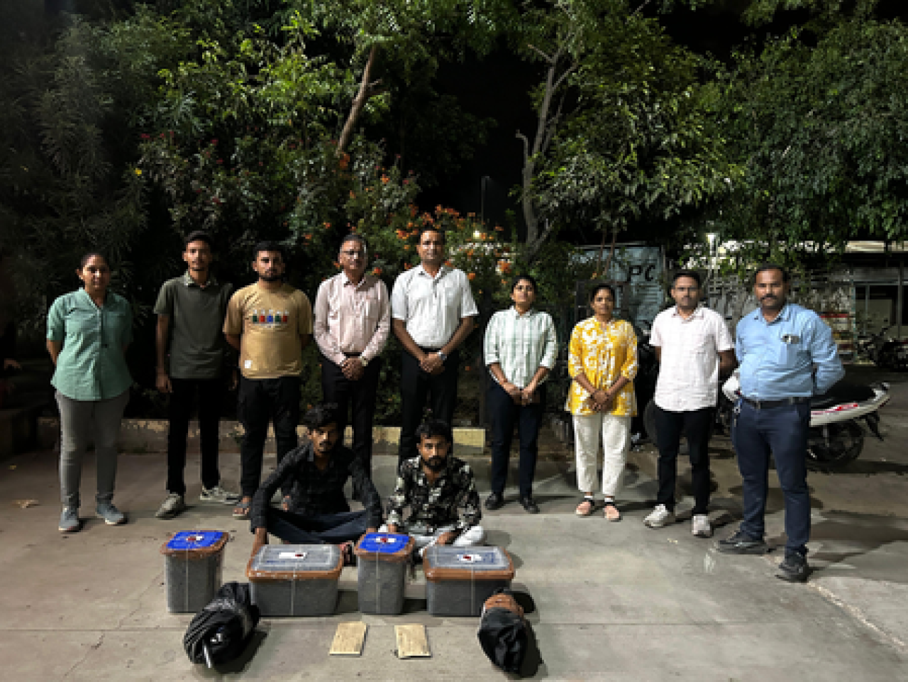 గాంధీనగర్‌లో 12 కిలోల గంజాయి పట్టివేత, 2 దొంగలు అరెస్ట్