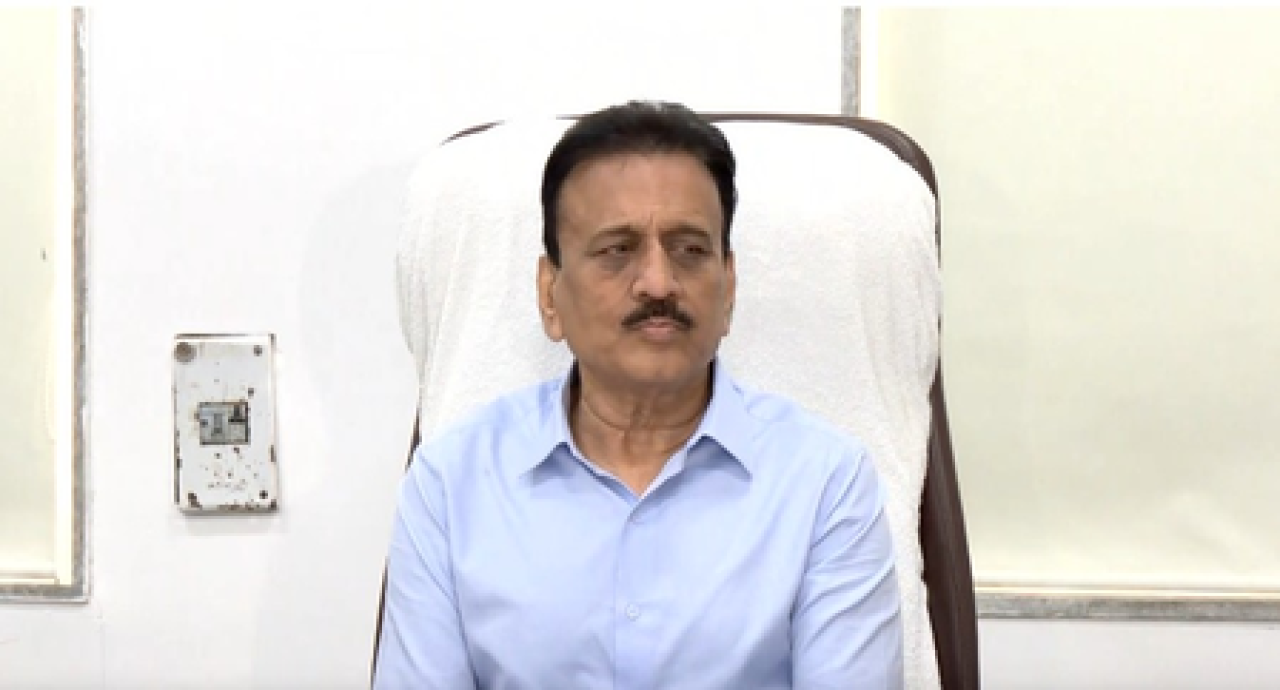 దేశం, ధర్మం మర్చిపోయి కొర్సీకి పట్టుబడుతున్న వారు: గిరీష్ మహాజన్