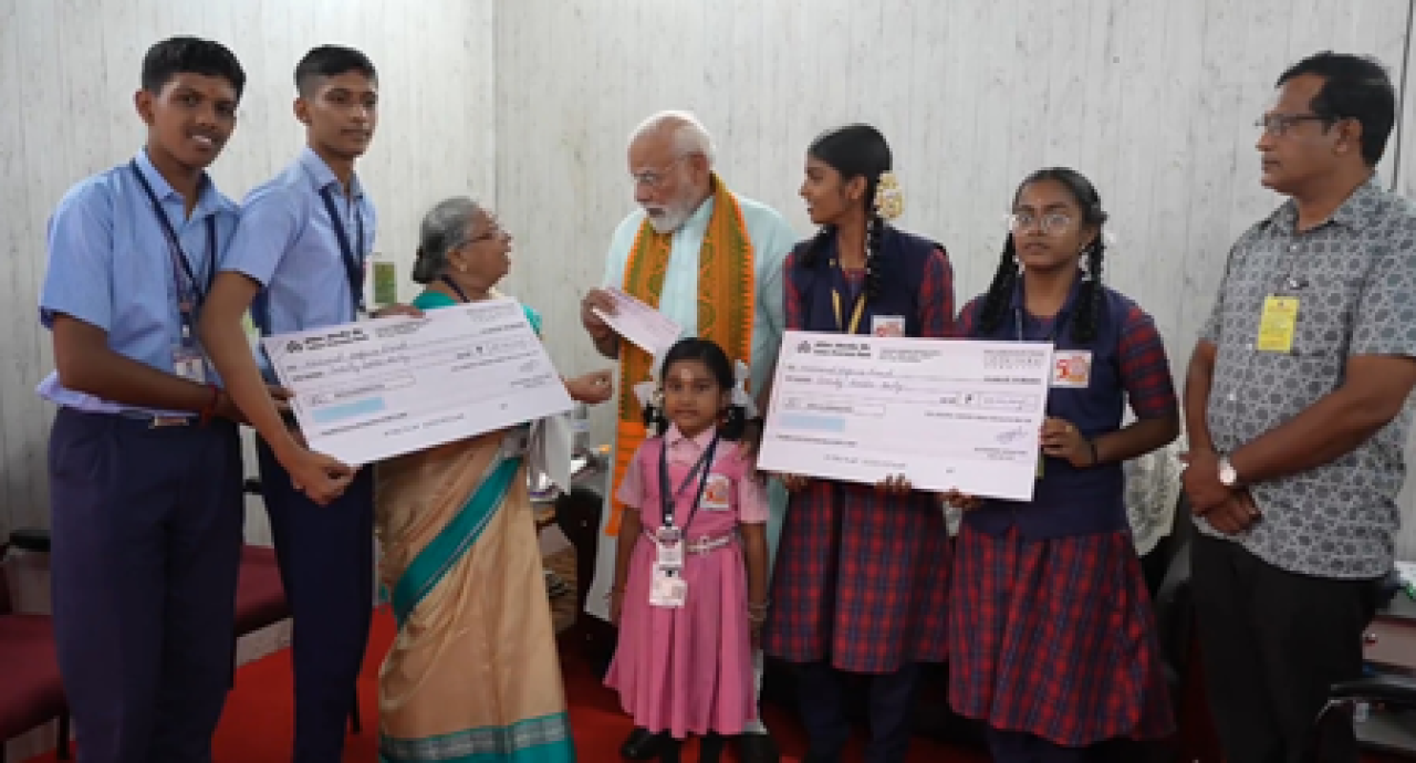 ప్రధాని మోదీ నాగర్‌కోయిల్‌లో గిరిజా అమ్మతో సమావేశం