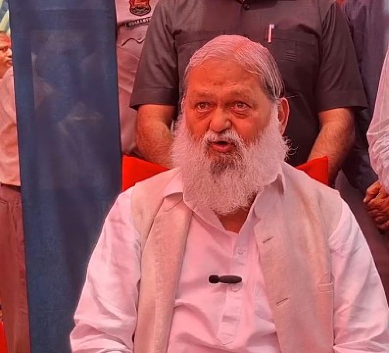 మమతా బెనర్జీ 4 మేకు బెంగాల్ నుంచి పారిపోతారు: అనిల్ విజ్