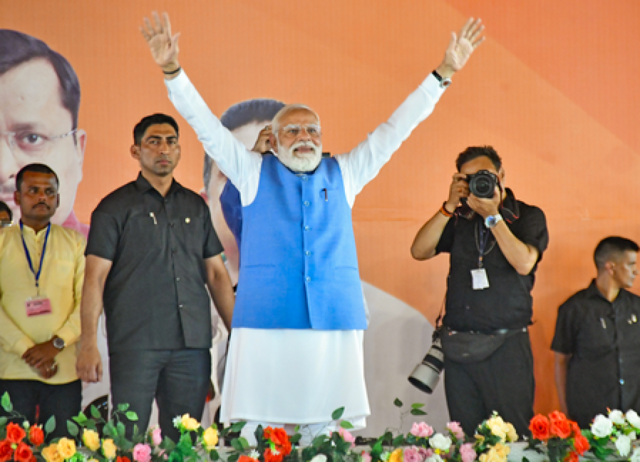 సిలిగురీలో ప్రధాని మోదీ భారీ రోడ్ షో, ‘మోదీ-మోదీ’ నినాదాలు