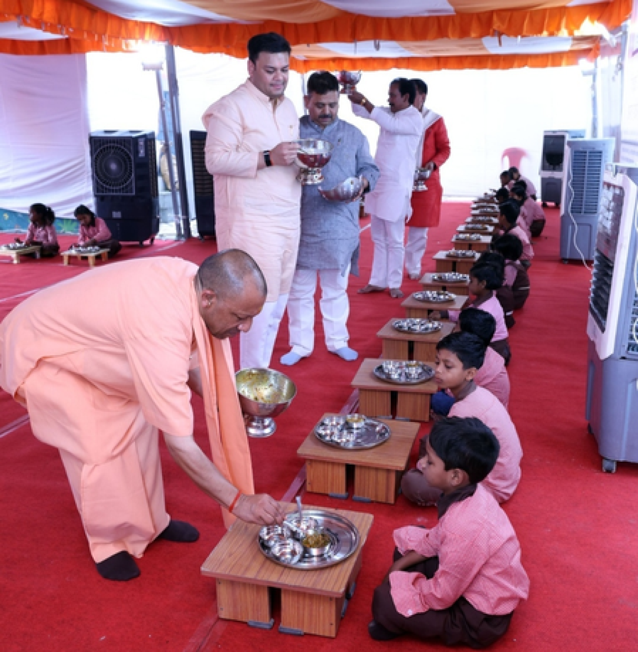 సీఎం యోగి చేతుల మీదుగా మధ్యాహ్న భోజనం అందించిన కార్యక్రమం