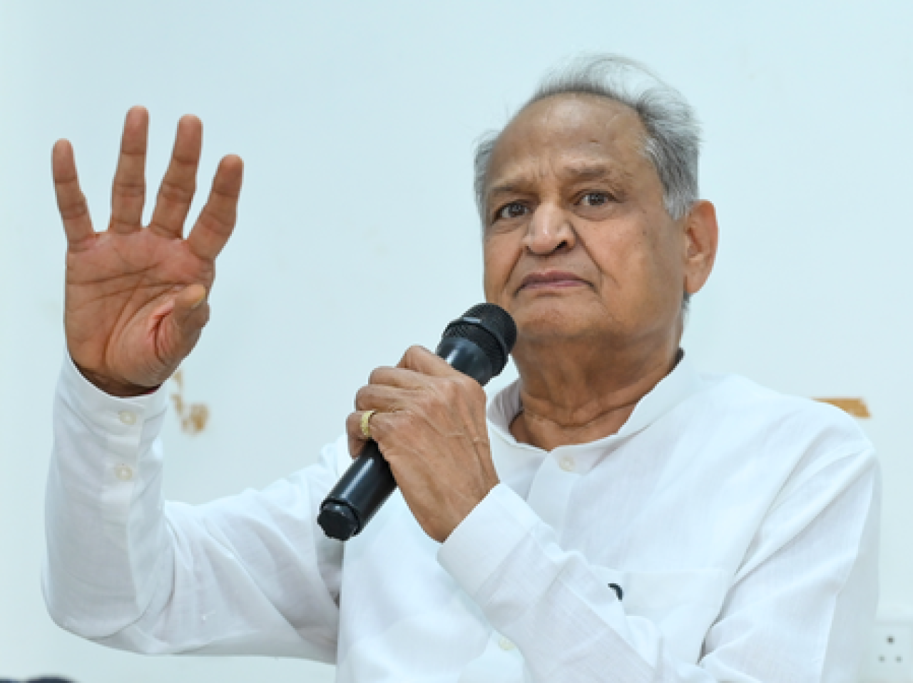 నైట్ (యూజీ) పరీక్ష రద్దు: అశోక్ గెహ్లోట్ ప్రభుత్వంపై విమర్శలు