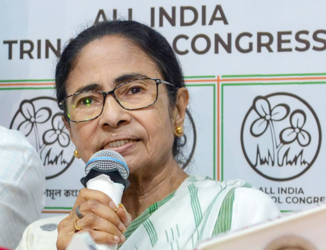 మమతా బెనర్జీ విజయ్‌కు శుభాకాంక్షలు తెలిపిన సందర్భం
