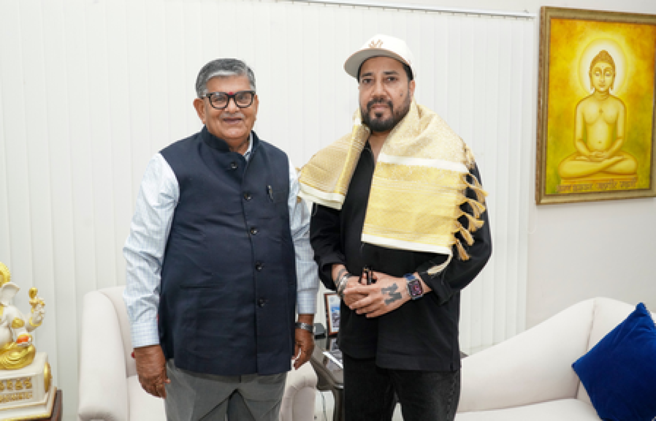 మీకా సింగ్ రాష్ట్రపతి కటారియాతో భేటీ, చండీగఢ్‌లో ఉచిత మెగా షో ప్రకటించారు