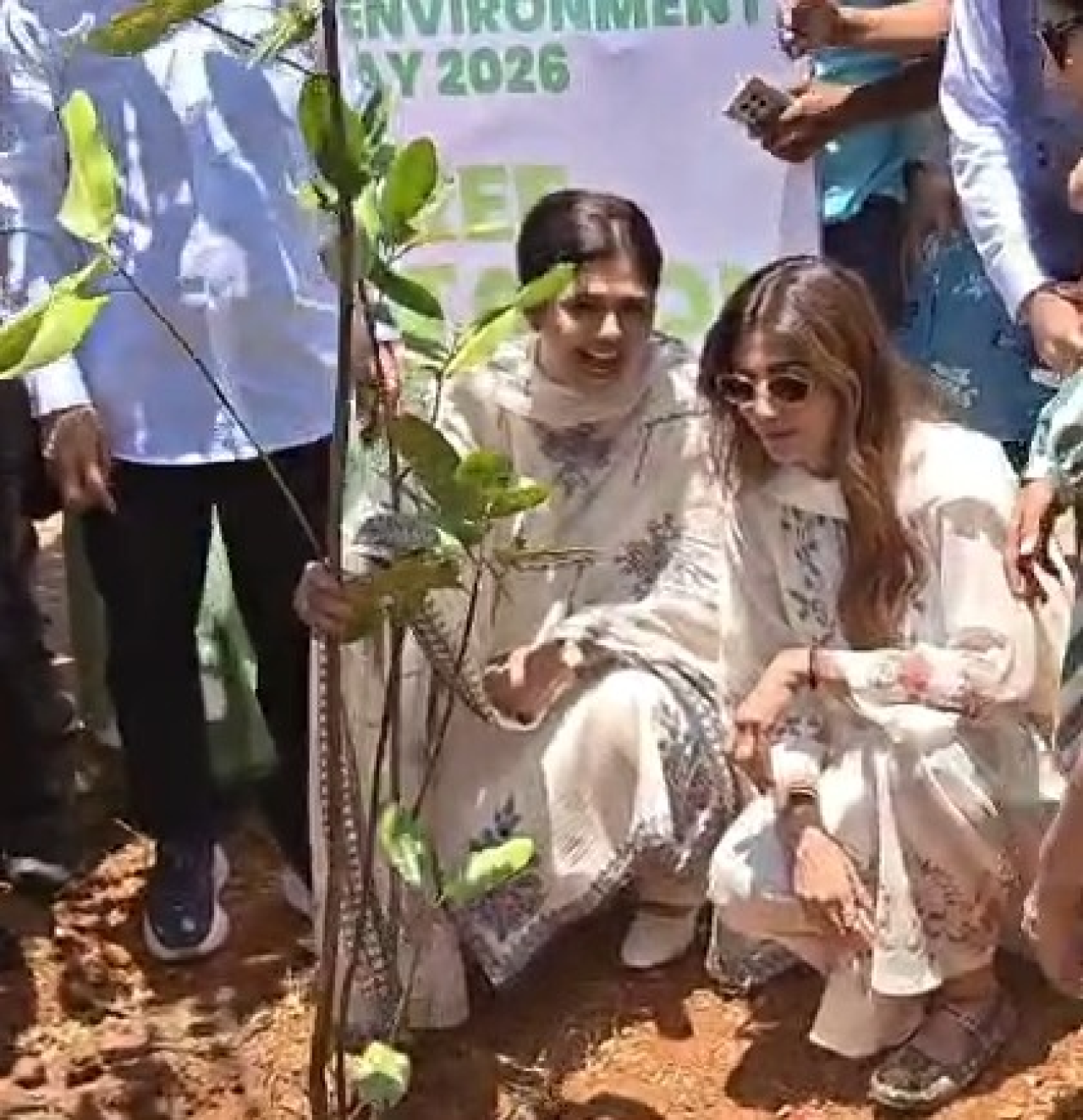 ముంబైలో పర్యావరణ రక్షణకు ప్రముఖుల సమాహారం, మొక్కలు నాటారు