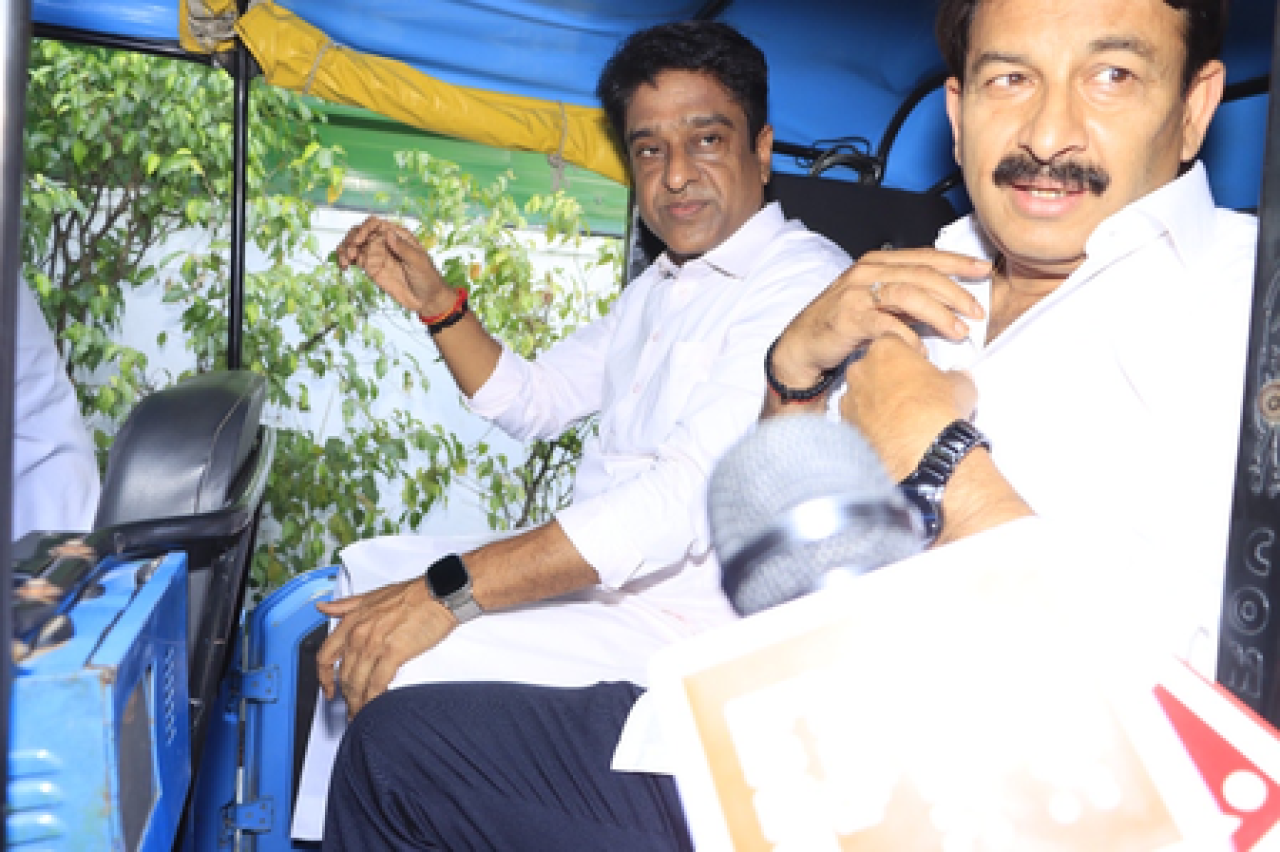 మోడీ ఆహ్వానం: మానోజ్ తివారీ ఎలక్ట్రిక్ ఆటోలో ప్రయాణం