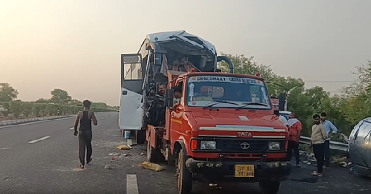 ఆగ్రా-లక్నో ఎక్స్‌ప్రెస్‌వేలో డబుల్ డెక్కర్ బస్సు ట్రక్కును ఢీకొంది, 25 మందికి గాయాలు