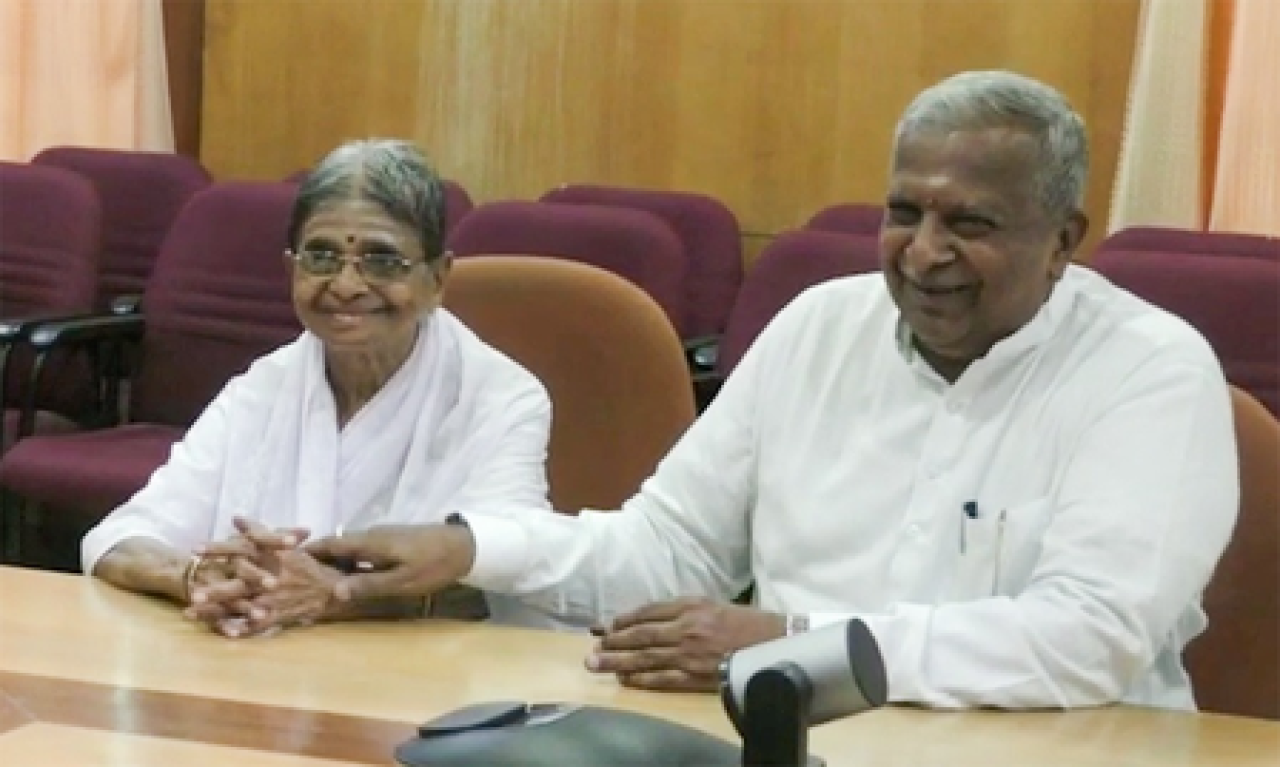 కర్ణాటక: కేన్సర్తో బాధపడుతున్న వృద్ధ మహిళ, సైనికుల కోసం జీవిత పొదుపు దానం