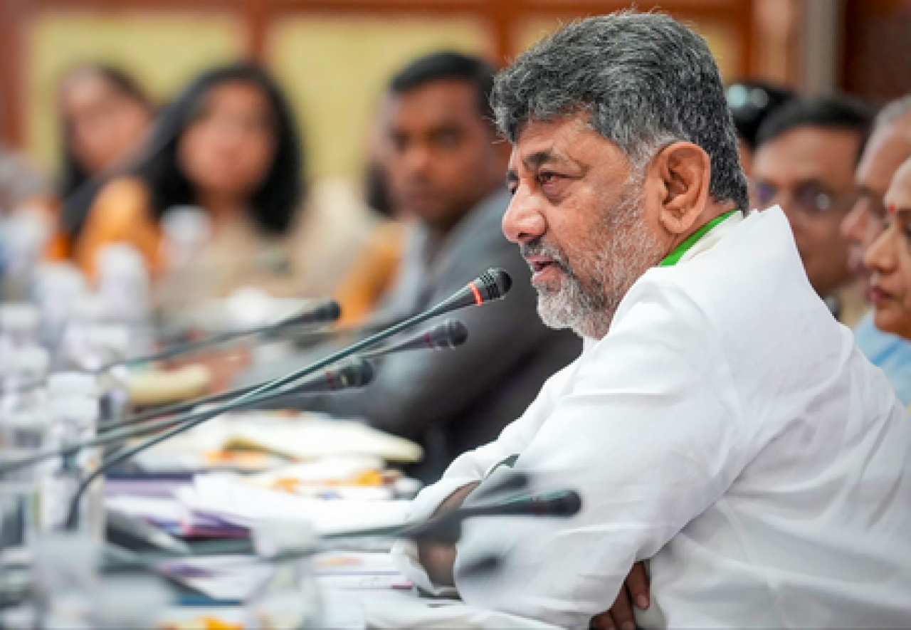 కర్నాటకలో 13 మంత్రుల మధ్య శాఖల పంపిణీ, ఆర్థిక శాఖను సీఎం తన వద్ద ఉంచుకున్నారు
