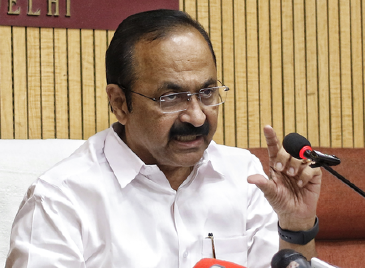 కేరళ అసెంబ్లీలో శ్వేత పత్రంపై హంగామా, సతీషన్ మరియు పినరాయ్ విజయన్ మధ్య ఘర్షణ