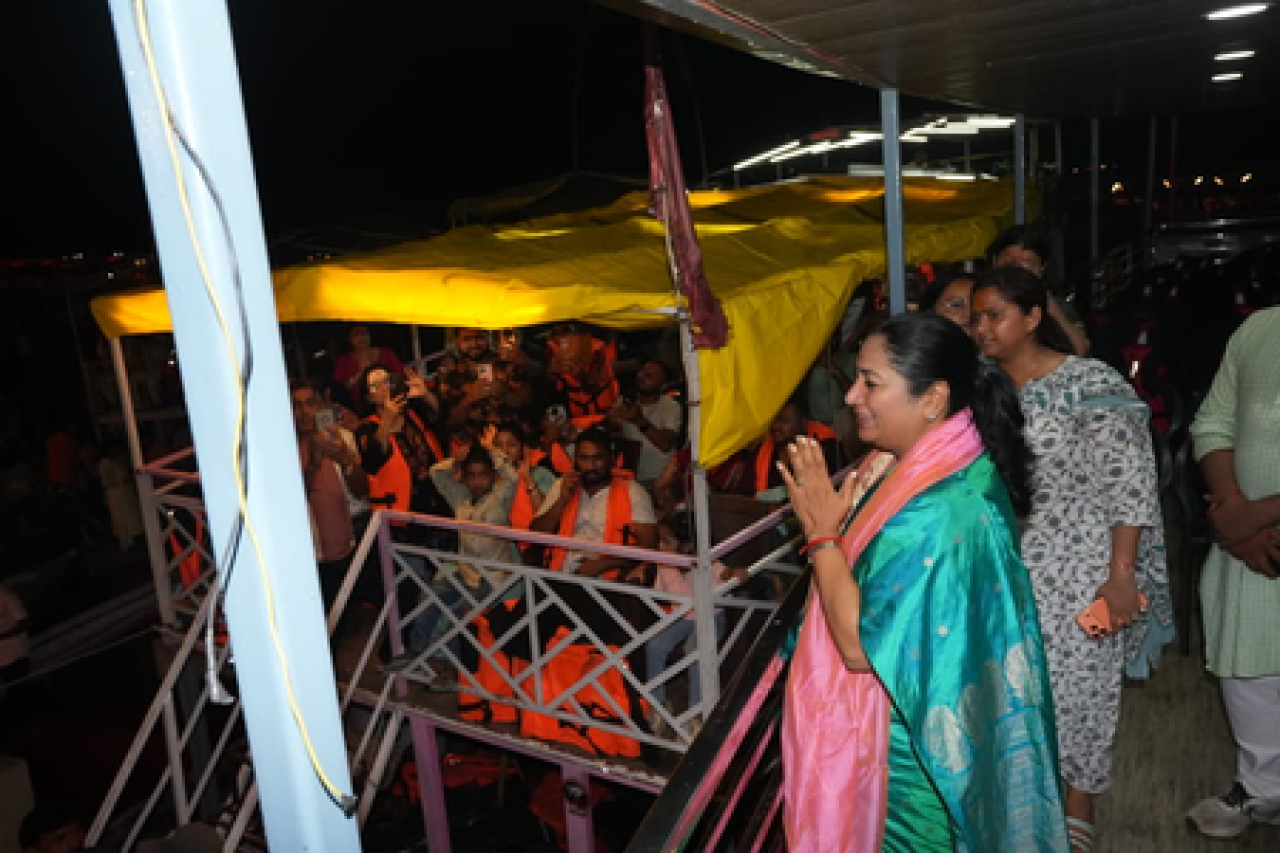 ఢిల్లీ ముఖ్యమంత్రి రేఖ గుప్తా వారాణసిలో ఘన స్వాగతం