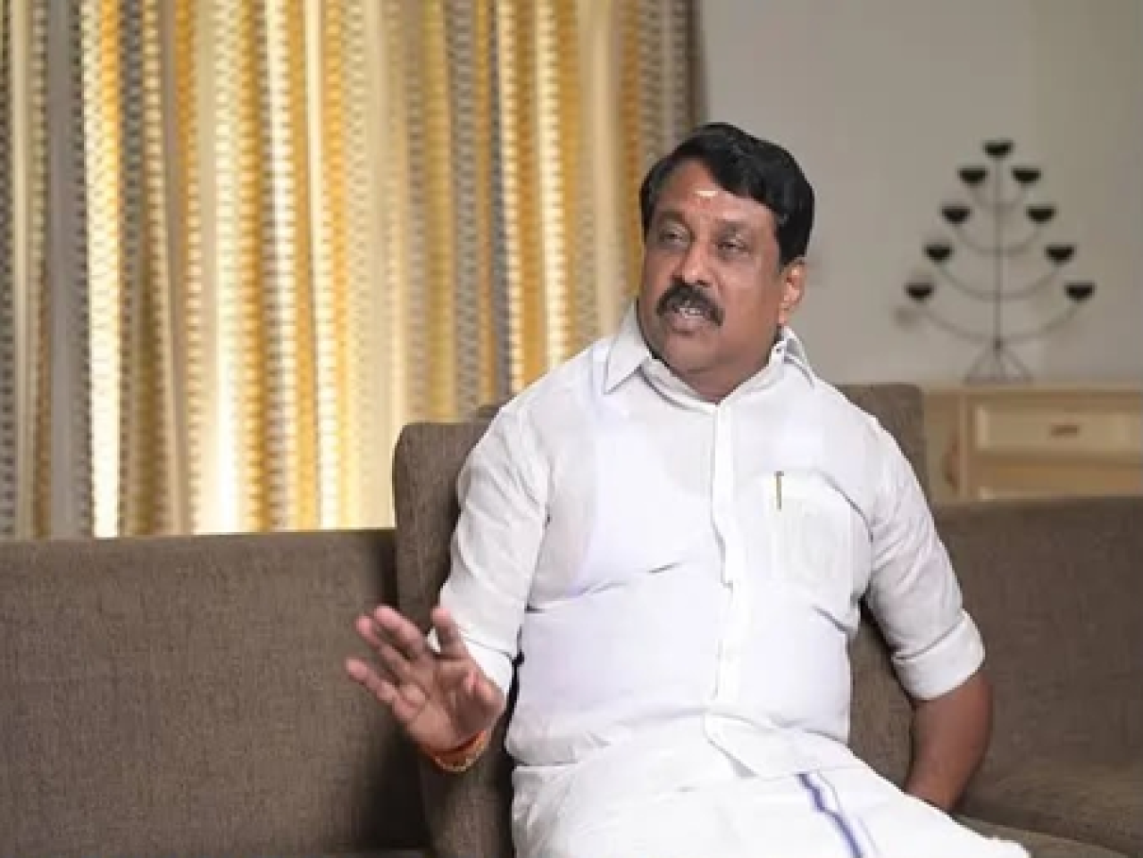తమిళనాడు బీజేపీ అధ్యక్షుడు సీఎం విజయపై నిషేధం విధించారు