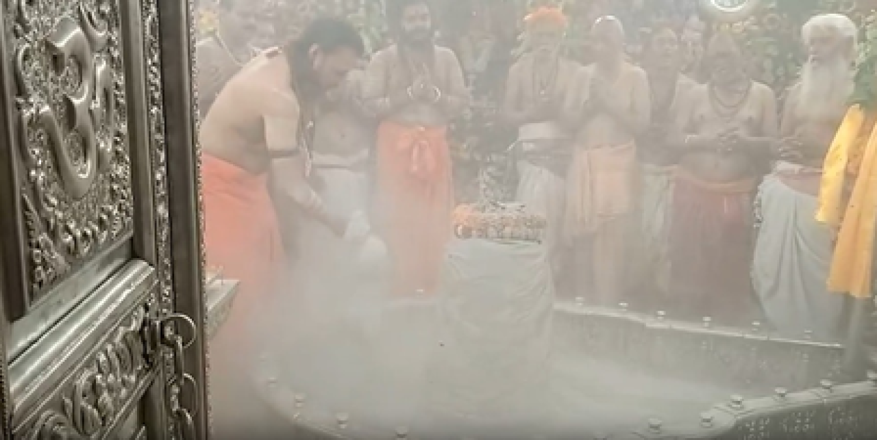 మహాకాల మందిరంలో భక్తుల జనసంచారం, జయ మహాకాల నినాదాలతో గుంజింది