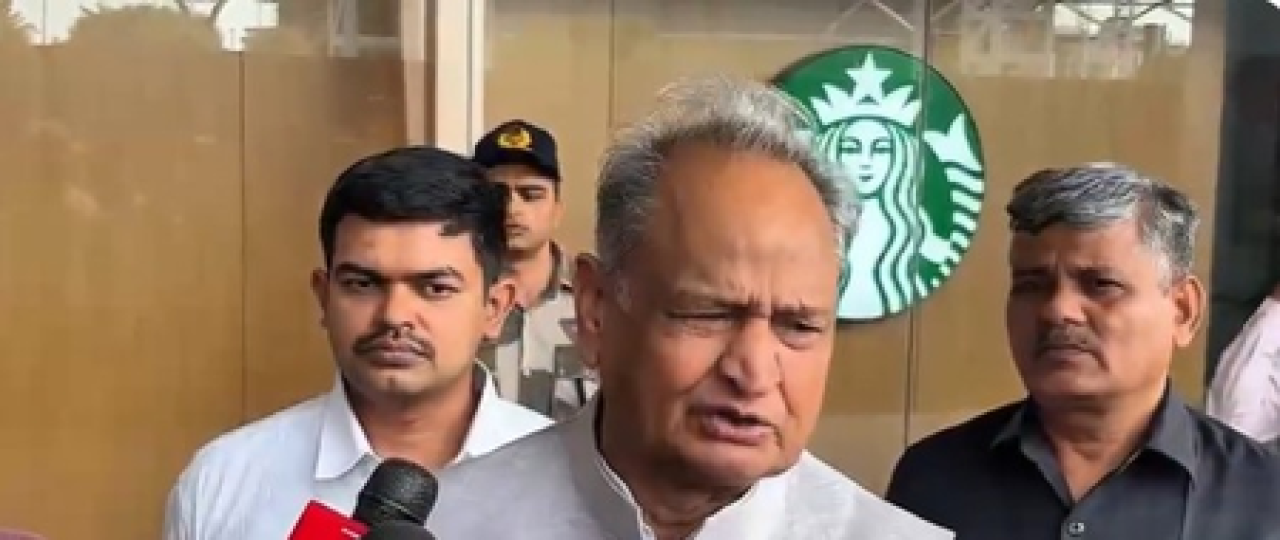 రాజస్థాన్లో విద్యార్థుల నమోదు తగ్గడం, గహ్లోత్ ప్రభుత్వ విద్యపై నమ్మకం తగ్గుతోందని చెప్పారు