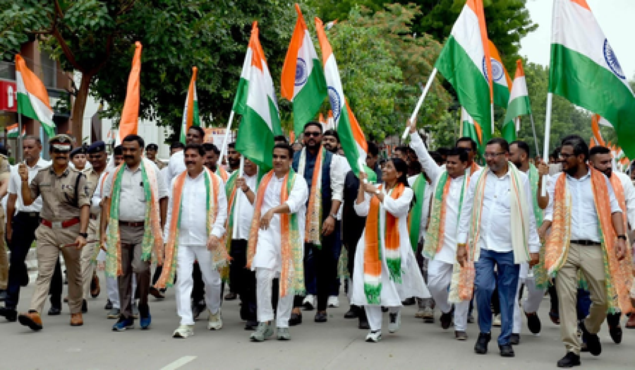 ఆనం‌లో 10,000 మందితో త్రివర్ణ పతాక యాత్ర