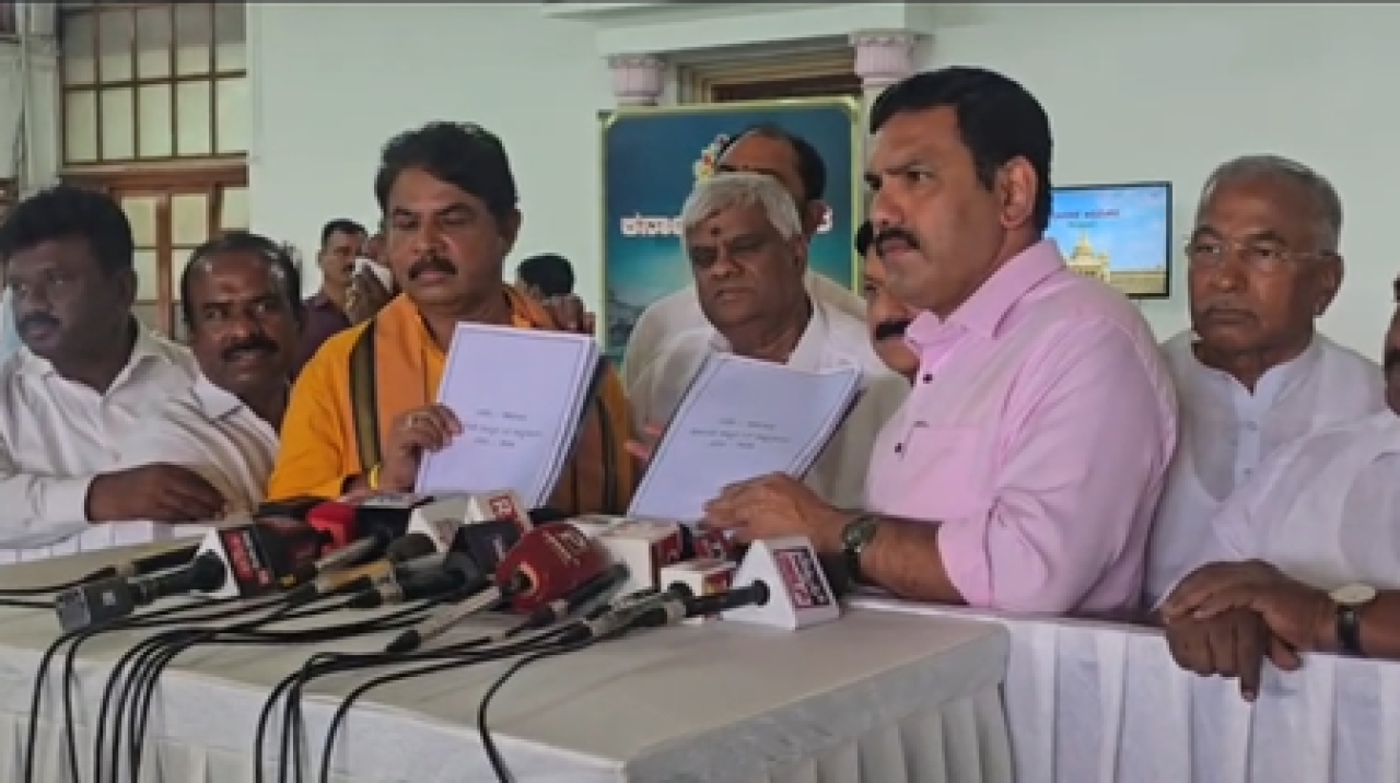 కర్ణాటకలో మంత్రి నాగేంద్రను పదవీ నుంచి తొలగించాలని బీజేపీ-జేడీఎస్ సంయుక్తంగా ఆందోళన