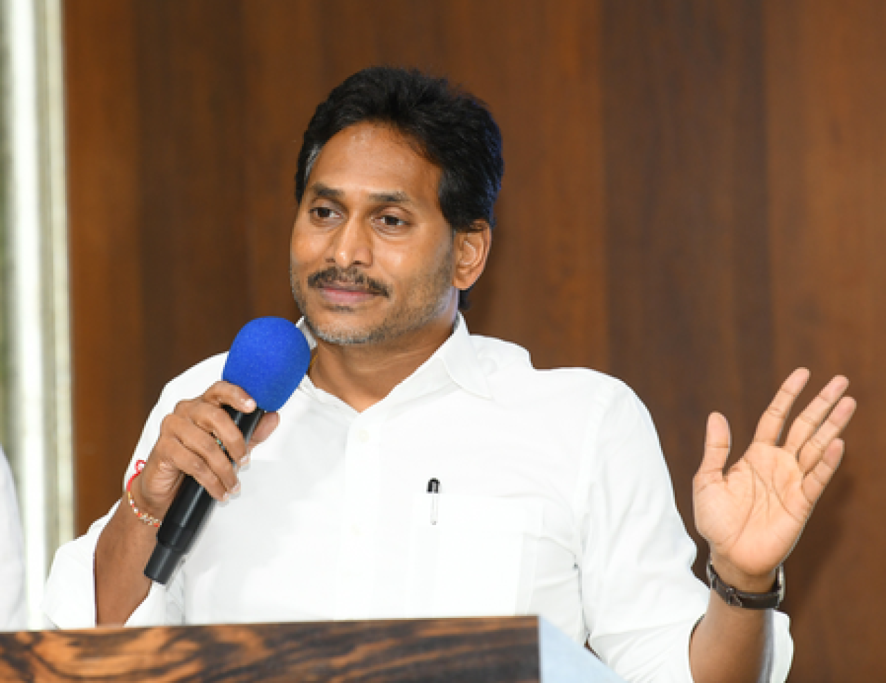 జగన్ వाईఎస్‌ఆర్‌సీపీ కార్యకర్తలకు స్థానిక సంస్థల ఎన్నికల కోసం సిద్ధంగా ఉండాలని చెప్పారు