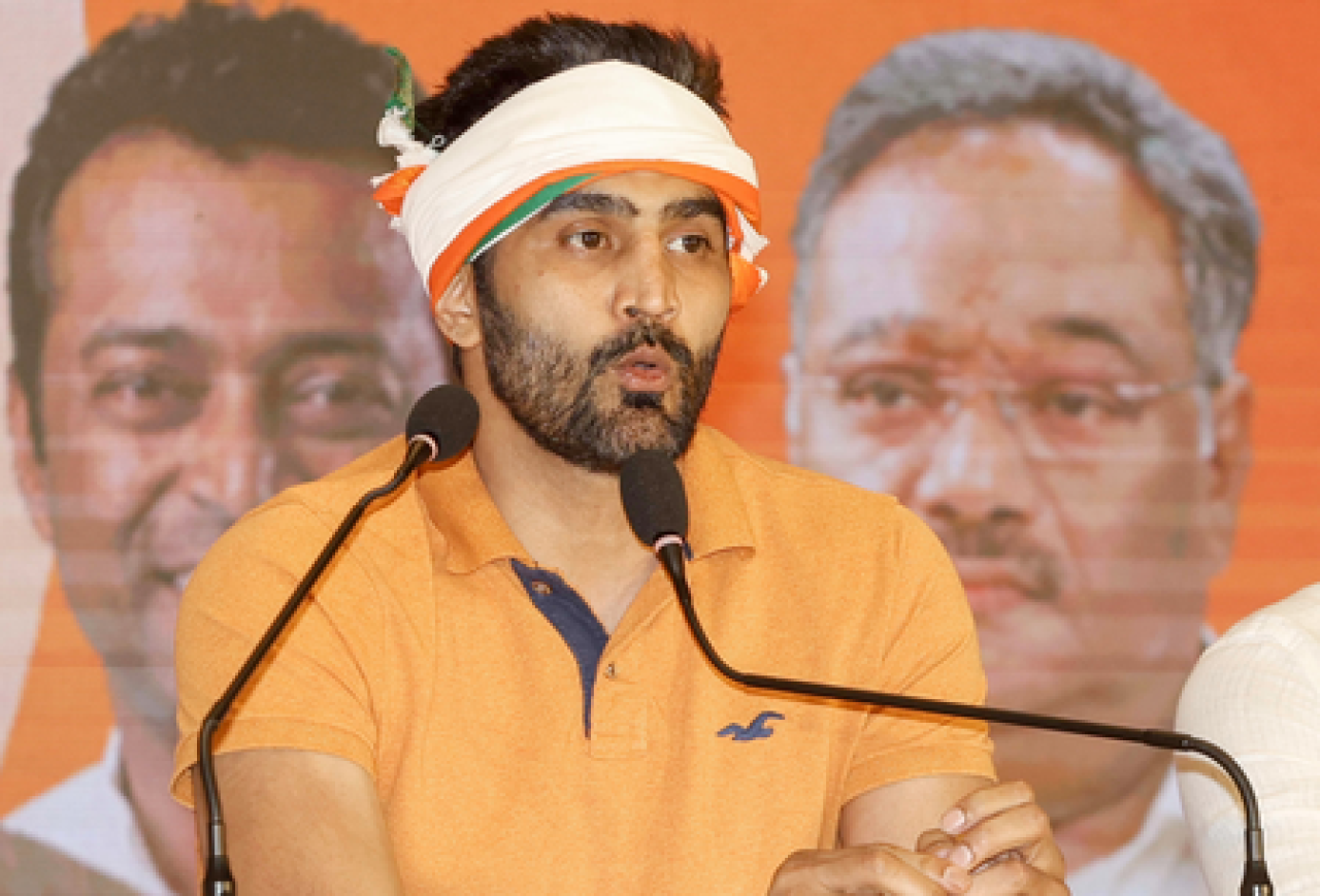 విజేందర్ సింగ్, రాహుల్ గాంధీపై ప్రశ్నలు వేస్తూ, భారత క్రీడలపై రాజకీయ విభేదాలను అధిగమించాలని కోరారు