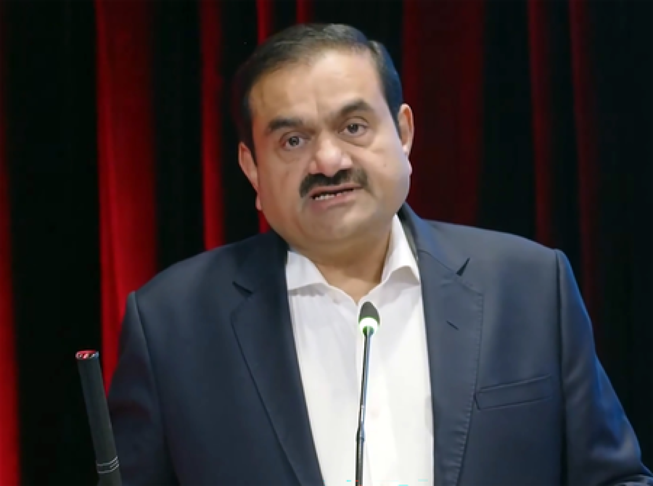 అదాణీ గ్రూప్ ఛైర్మన్ గౌతమ్ అదాణీ, కోల్‌కతాలో సీఎం అధికారితో సమావేశం
