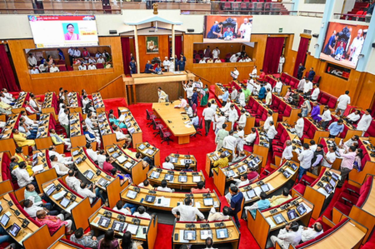 ఒడిశా అసెంబ్లీ లో రెండో రోజు కూడా హంగామా, పాఠ్యపుస్తకాలలో తప్పులు మరియు ఎంఎం‌డిఆర్ చట్టంపై ప్రతిపక్షం నిరసన