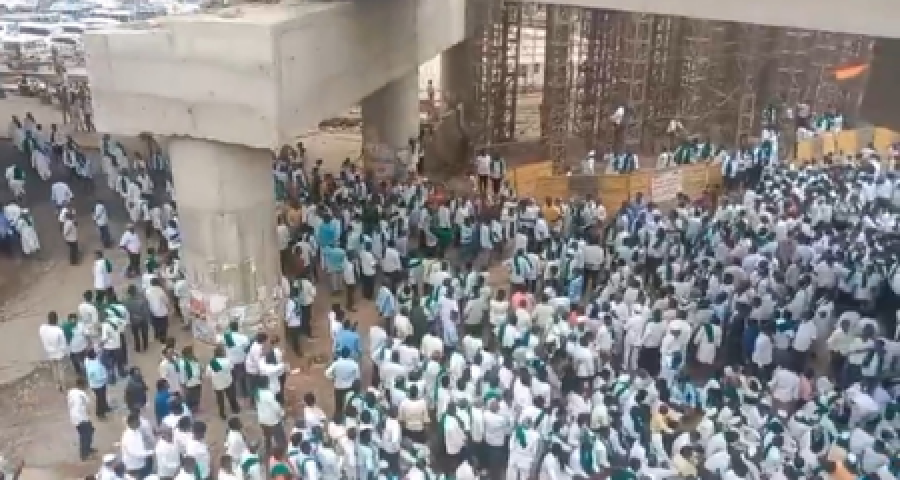 కర్నాటక: హుబ్లీలో రైతుల నిరసన, గన్నే ధర 5,500 రూపాయలకు పెంచాలని డిమాండ్