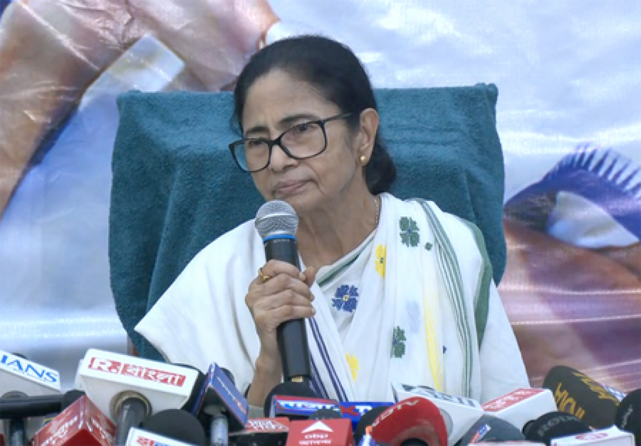 కోల్కతా హైకోర్టు మమతా బెనర్జీ గుంపుకు 3 ఖాతాల వినియోగానికి అనుమతి ఇచ్చింది