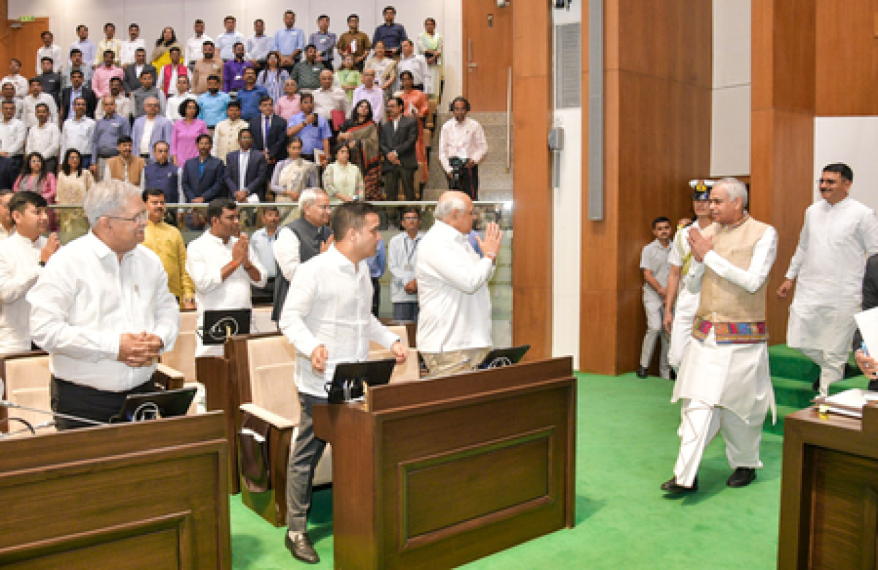 గుజరాత్: అసెంబ్లీ సమావేశాలు ప్రారంభం, 182 ఎమ్మెల్యేలు ఒక చెట్టు అమ్మకు కార్యక్రమంలో పాల్గొంటారు