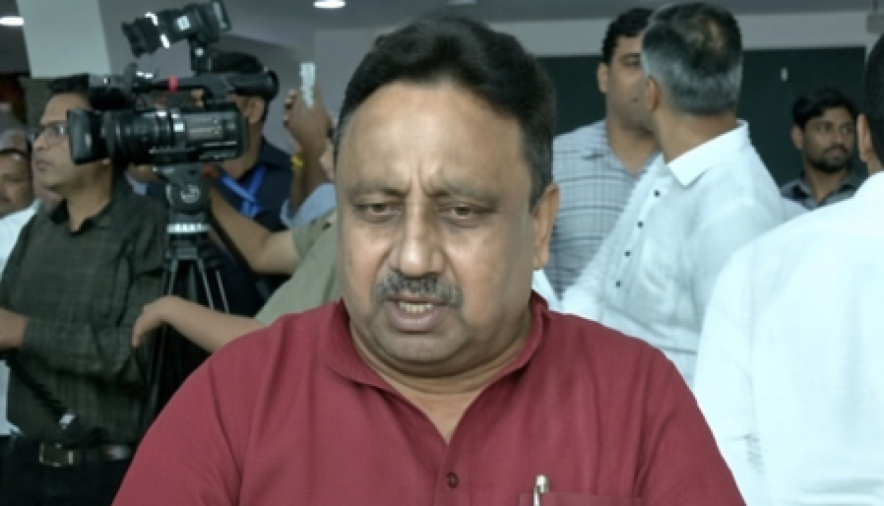ఢిల్లీ భవనం కూలిన ఘటన: బాధితులపై చర్యలు తీసుకుంటామని చెప్పారు ఎంపీలు