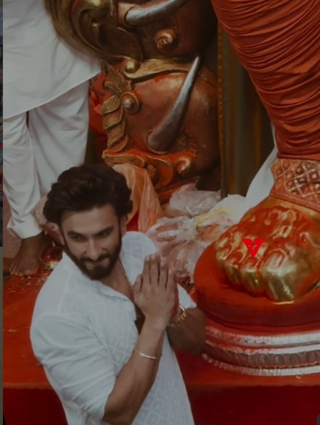లాలబాగ్ చా రాజా వద్ద సెలబ్రిటీల సందడి, रणవీర్ సింగ్ బప్పా ఆశీర్వాదం పొందాడు
