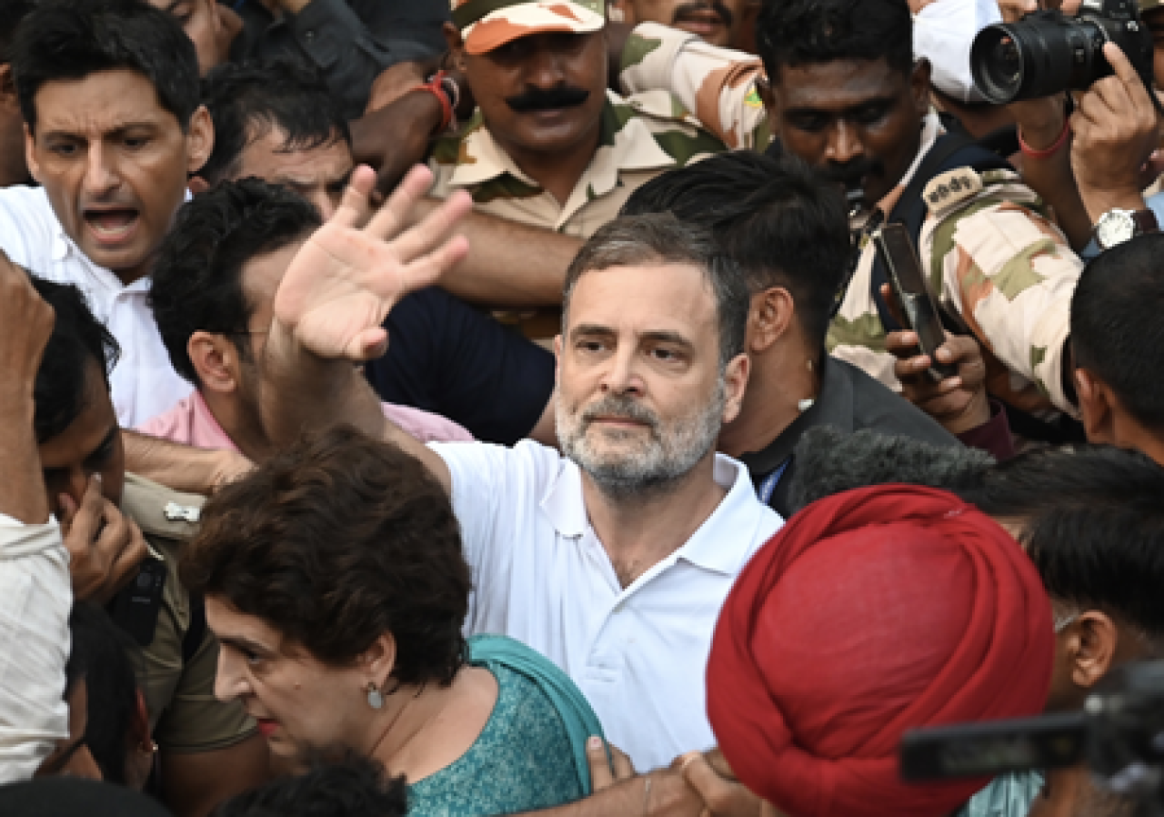 కాంగ్రెస్ నేతలు గణేశ్ కుమార్ రాజీనామా కోసం నిరసన చేపట్టారు