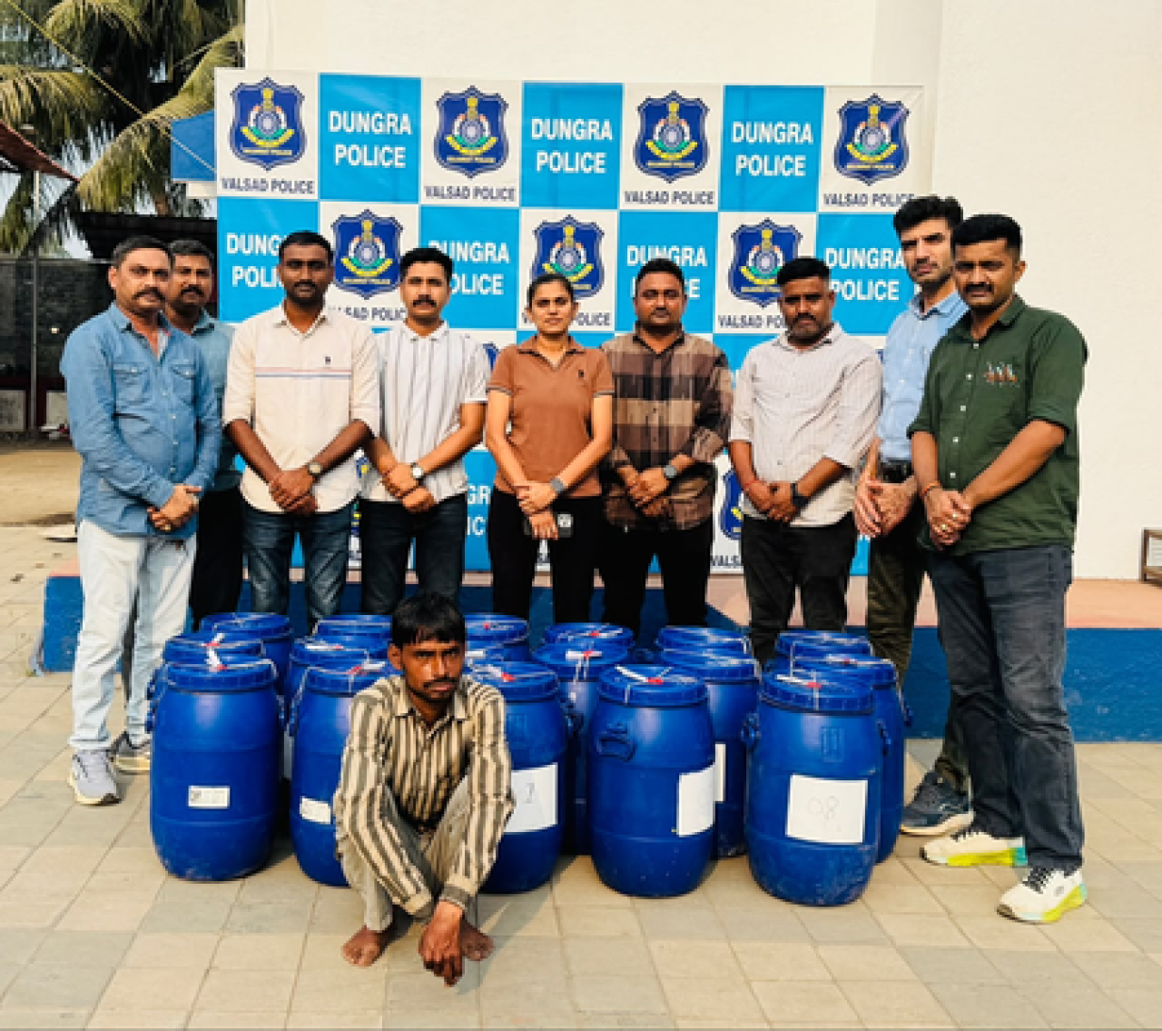 గుజరాత్ పోలీసుల దాడి: 1.21 కోట్ల విలువైన 243 కిలోల మత్తు పదార్థం పట్టుబడింది