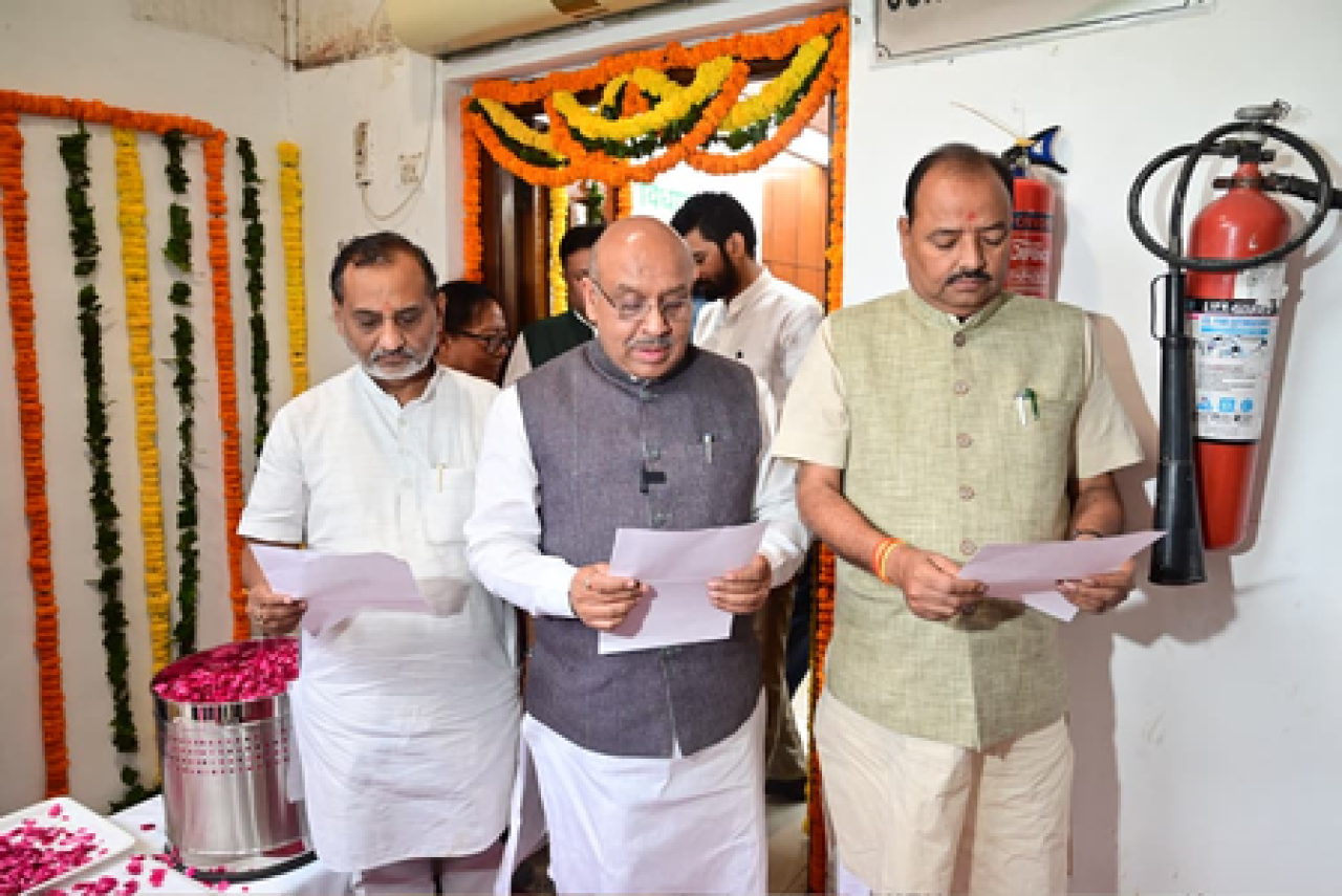 ఢిల్లీ: జాతీయ ఏకతా దినోత్సవం సందర్భంగా అసెంబ్లీ అధికారులకు స్పీకర్ ఏకతా ప్రమాణం చేయించారు