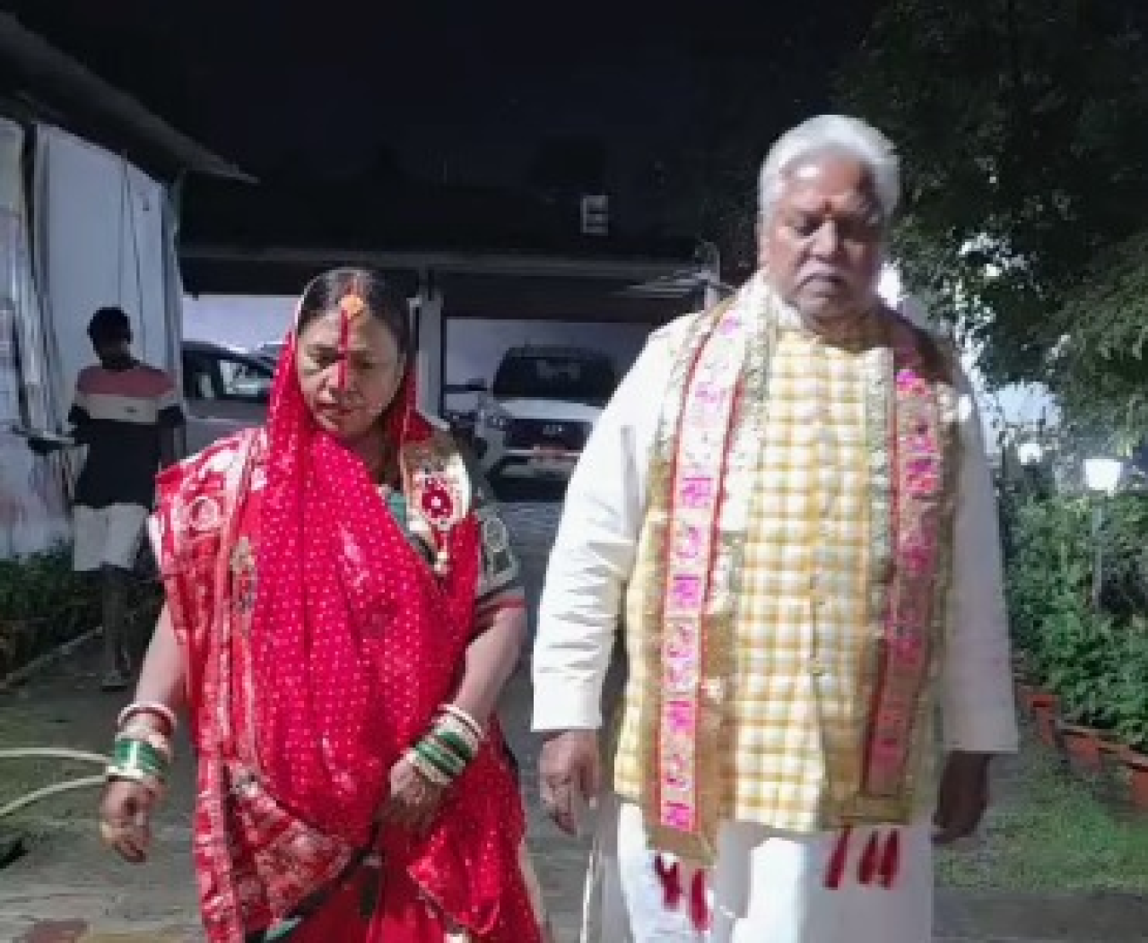 దేశవ్యాప్తంగా నేతలు జరిపిన కర్వా చౌత్ పండుగ, చంద్రుడి దర్శనానంతరం వ్రతం తెరిచారు