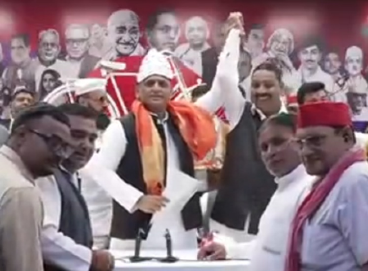 ధర్మేంద్ర కశ్యప్ సమాజ్‌వాదీ పార్టీలో చేరారు, అఖిలేశ్ యాదవ్