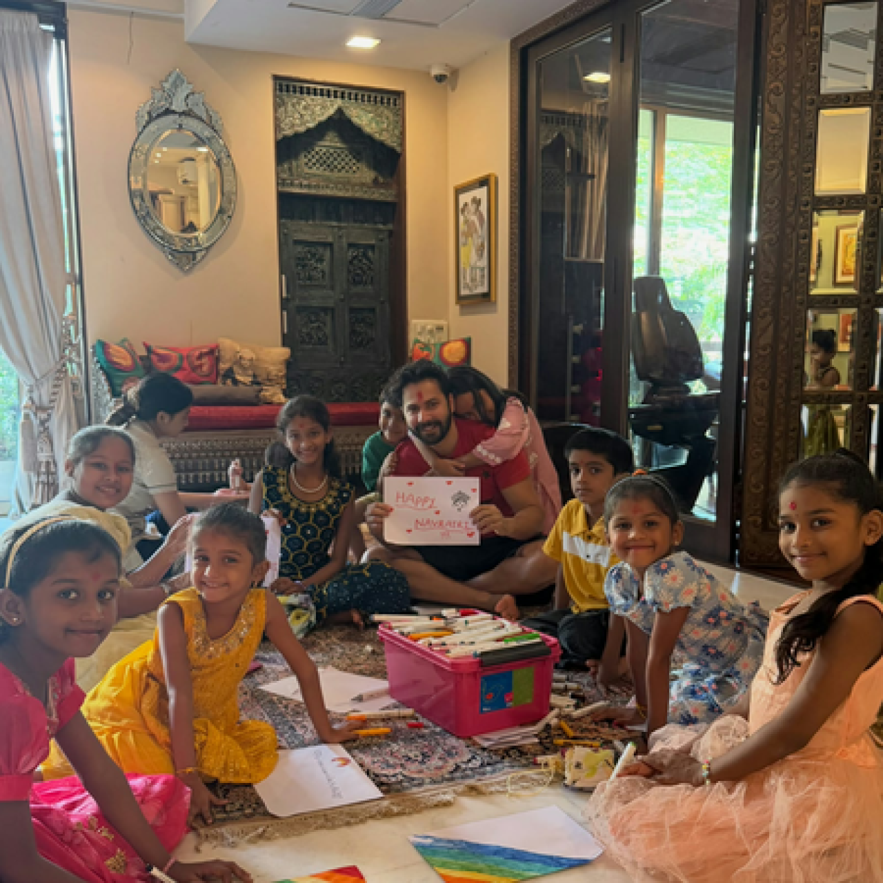 నవరాత్రి సందర్భంగా కంజక్ కన్యలతో సమయం గడిపిన వరుణ్ ధవన్, శుభాకాంక్షలు తెలియజేశారు
