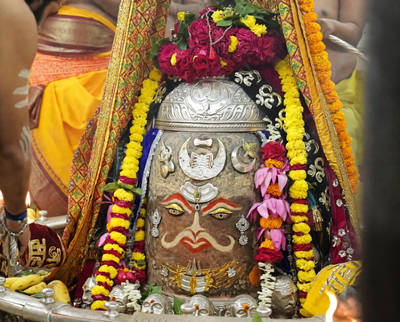 మహాకాల్ ఆలయంలో ప్రత్యేక భస్మ ఆరతి, భక్తుల భారీ హాజరు