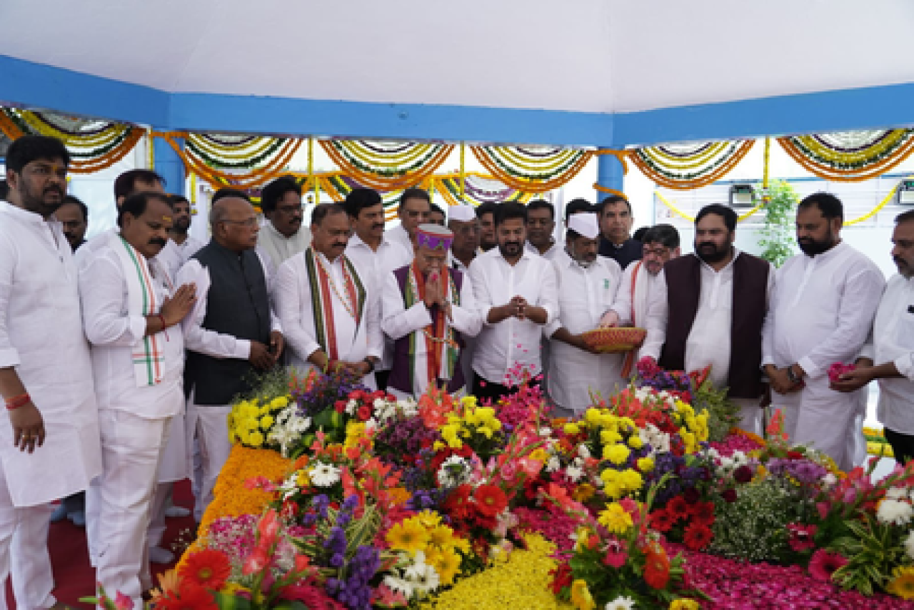 మహాత్మా గాంధీకి నివాళి: తెలంగాణ గవర్నర్ మరియు ముఖ్యమంత్రి బాపు ఘాట్ వద్ద స్మారక కార్యక్రమం నిర్వహించారు