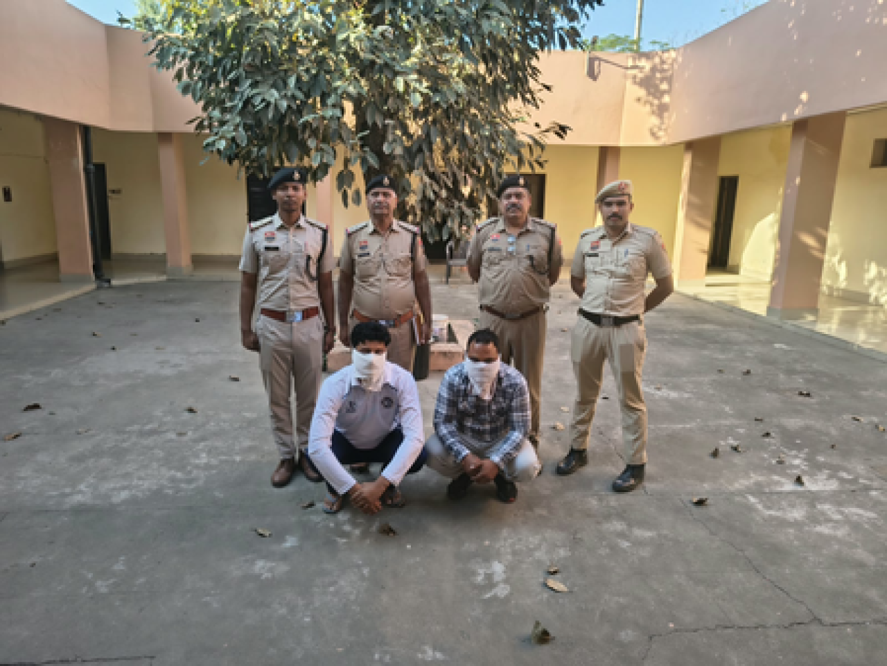 హర్యానా సీఎం నాయబ్ సైనీ, ఉమర్ అబ్దుల్లాకు సమాధానం: కాశ్మీర్ వెళ్ళే బస్సుపై రాళ్లదాడి కేసులో ఇద్దరు అరెస్టు